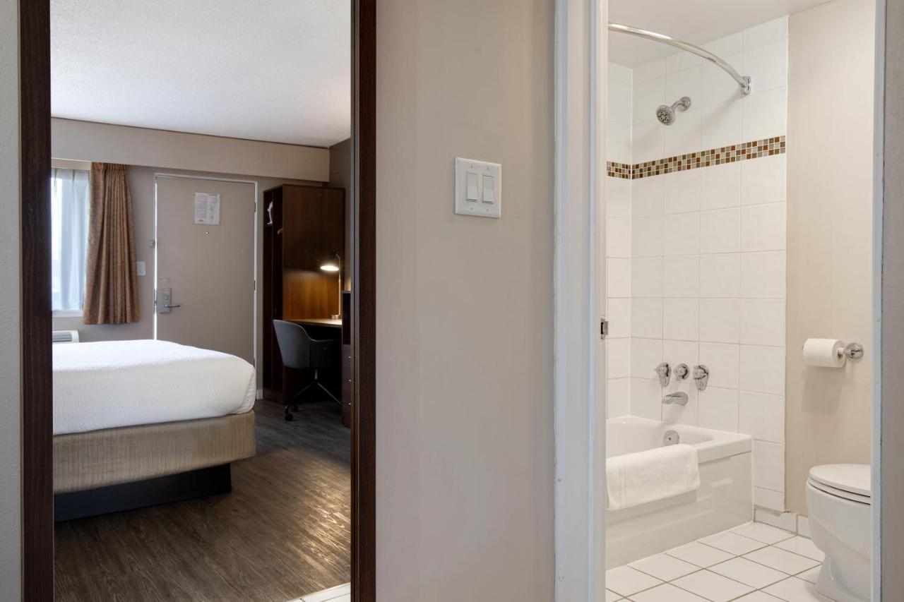 Days Inn By Wyndham Victoria Uptown Εξωτερικό φωτογραφία