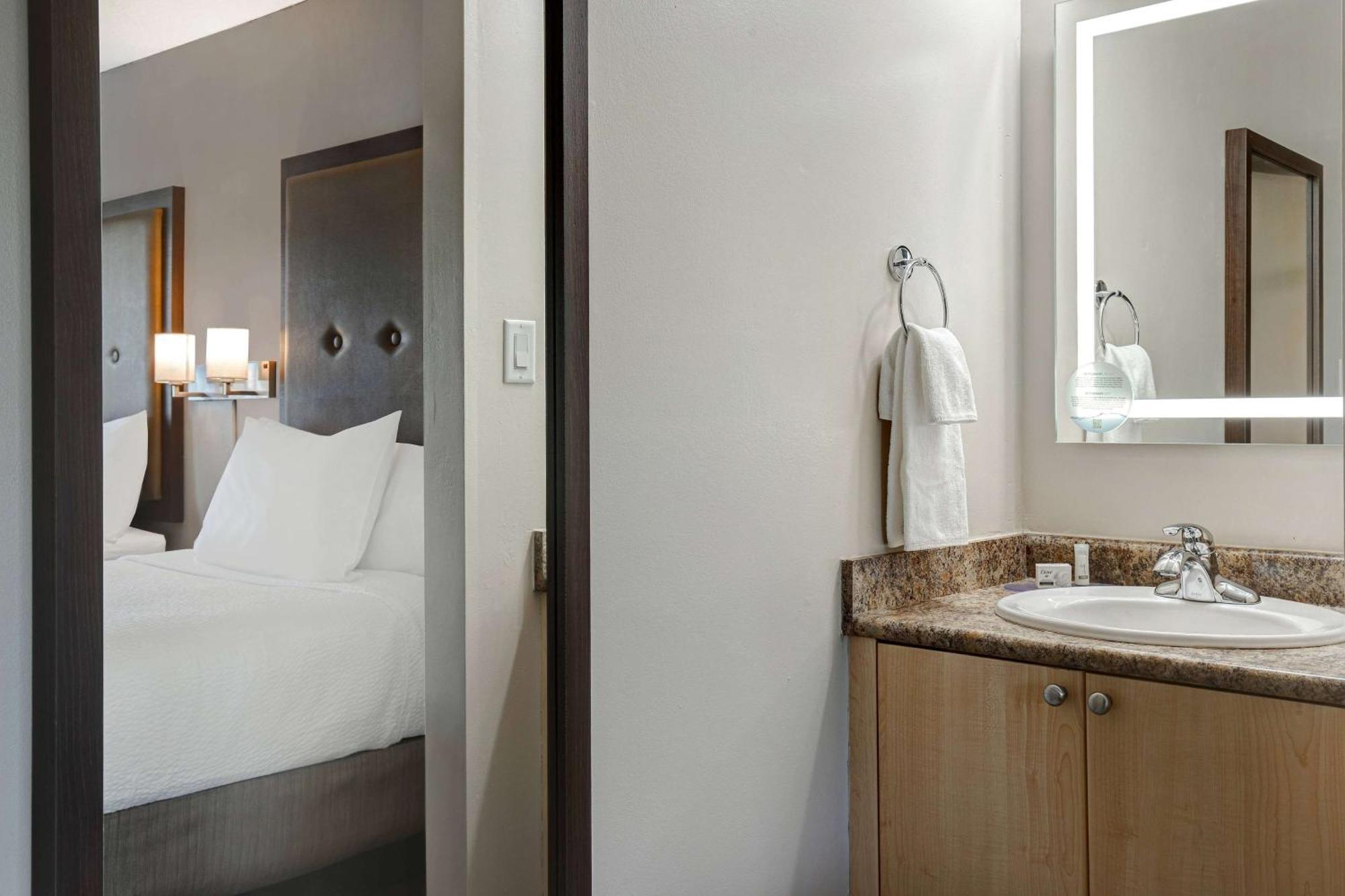 Days Inn By Wyndham Victoria Uptown Εξωτερικό φωτογραφία